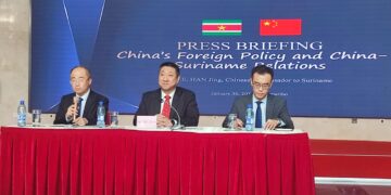 WhatsApp Image 2024 01 30 at 10.02.45 PM 1 1 Ook dit jaar zal er gewerkt worden aan het bezoek van president Chandrikapersad Santokhi aan China. Dat zegt de in Suriname residerende ambassadeur van China, Han Jing, tijdens een persbriefing dinsdag 30 januari.