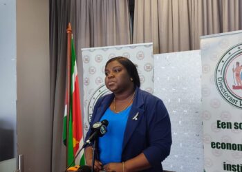 WhatsApp Image 2024 02 07 at 7.38.18 PM 1 Tussen het voormalig stichtingsbestuur van NIS en het bedrijf Dompoe Trowe, zijn er afspraken gemaakt dat ze elke maand SRD 100.000 zou ontvangen voor de aankleding van NIS. Dat zegt de minister van Regionale Ontwikkeling en Sportzaken Gracia Emanuel aan journalisten voor aanvang van de ministersvergadering.