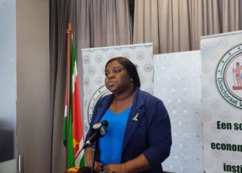 WhatsApp Image 2024 02 07 at 7.38.18 PM Tussen het voormalig stichtingsbestuur van NIS en het bedrijf Dompoe Trowe, zijn er afspraken gemaakt dat ze elke maand SRD 100.000 zou ontvangen voor de aankleding van NIS. Dat zegt de minister van Regionale Ontwikkeling en Sportzaken Gracia Emanuel aan journalisten voor aanvang van de ministersvergadering.