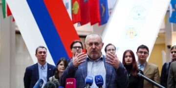 WhatsApp Image 2024 02 08 at 12.29.32 PM 1 De Russische politicus Boris Nadezjdin is door de kiescommissie uitgesloten van deelname aan de presidentsverkiezingen van volgende maand. De commissie heeft geconstateerd dat er te veel fouten zijn gevonden in de steunbetuigingen die Nadezjdin heeft verzameld.