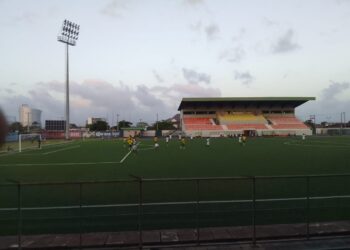 WhatsApp Image 2024 02 18 at 9.24.01 AM 1 Transvaal heeft zaterdagavond in de bekercompetitie van de Surinaamse Voetbal Bond een monsterzege geboekt op Jong Rica in het Essedstadion. De groen-witte formatie won na een 3-0 voorsprong uiteindelijk groots met 9-0, waardoor het zich met gemak plaatst voor de kwartfinales.