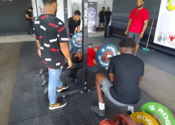 WhatsApp Image 2024 02 24 at 7.22.46 PM 1 Suriname Powerlifting Federatie (SPF) heeft op 17 februari met succes gewichtshefwedstrijden voor nieuwkomers afgewerkt in de zaal van Rock Fitness. De zogeheten ‘Novice Classic’ werd voor de tweede maal gehouden en het evenement was bedoeld om de opkomende en beginnende powerlifting atleten een forum te bieden om hun kunnen te tonen ten overstaan van het heel goed opgekomen publiek.