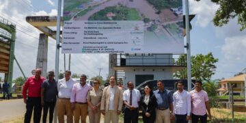 WhatsApp Image 2024 02 28 at 14.37.23 Het officiële startsein voor het ‘Saramacca Canal System Rehabilitation Project’ werd op dinsdag 27 februari 2024 te Creola in het district Saramacca aangekondigd. Ook werd het naambord van dit project onthuld.