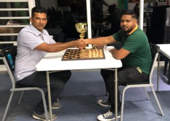 WhatsApp Image 2024 02 28 at 18.56.49 2 1 Bij de damvereniging Randjiet Boys woedt een spannende strijd om het interne clubkampioenschap van 2024. Na 5 ronden staat gastspeler Stanley Moetoer bovenaan in de ranglijst. Dit toernooi volgt op een succesvol jaar voor de damvereniging in 2023 dat gekenmerkt werd door verschillende hoogtepunten.