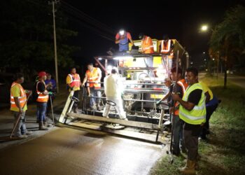 WhatsApp Image 2024 03 02 at 18.13.46 1 1 De Wegenautoriteit (WA) heeft een aanvang gemaakt om noodzakelijke preventieve onderhoudswerkzaamheden uit te voeren in Groot-Paramaribo. Door middel van een demonstratie is er op donderdag 29 februari 2024 een startsein gegeven aan de Gravenberchstraat.
