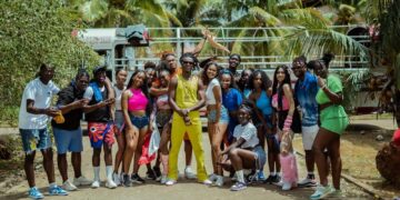 WhatsApp Image 2024 03 05 at 2.36.13 PM 1 Dancehallartiest Maadnbad Psycho heeft na zijn succesvolle januari-nummer ‘Business’ wederom nieuwe muziek uitgebracht. Terwijl ‘Business’ gestoeld is op zijn “traditionele manier van zingen”, lijkt de artiest iets nieuws te hebben geprobeerd met het nummer ‘Mo Papier’.