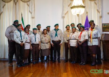 WhatsApp Image 2024 03 06 at 13.45.39 1 1 President Chandrikapersad Santokhi is geïnstalleerd als lid van de Boy Scouts van Suriname, oftewel de padvinderij. Volgens Rudi Esajas, hoofdkwartiercommissaris van de Boy Scouts, speelt geloof een belangrijke rol in de organisatie.