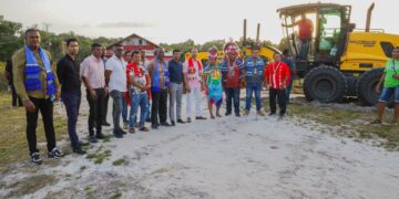 WhatsApp Image 2024 03 19 at 10.23.40 3 Het ministerie van Openbare Werken heeft een startsein gegeven om de wegen in het dorp Powakka te egaliseren en de vegetatie langs deze wegen te maaien.