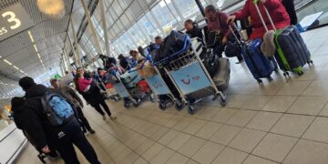 WhatsApp Image 2024 03 24 at 9.33.20 AM De voor zondag door SLM-geplande vlucht naar Amsterdam zal door de Spaanse luchtvaartmaatschappij 'Wamos Air' uitgevoerd worden. De nieuwe vertrektijd voor zondag is 21.35 uur. Dat heeft SLM zondagochtend Surinaamse tijd bekendgemaakt. Het was toen voor de passagiers van SLM nog onduidelijk of ze vandaag nog naar Paramaribo zouden kunnen vliegen. "Het kost ons allemaal geld om heen en weer te gaan. We moeten nu wachten en de website volgen", zegt een gebelgde passagier tegenover de redactie van Key News.