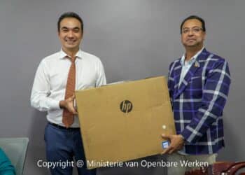 WhatsApp Image 2024 03 26 at 3.21.15 PM Het Ministerie van Openbare Werken heeft software en hardware in ontvangst genomen die het ministerie moet helpen bij het op een goede manier voorspellen van het het weer.
