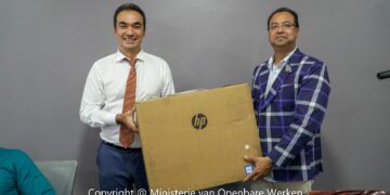 WhatsApp Image 2024 03 26 at 3.21.15 PM Het Ministerie van Openbare Werken heeft software en hardware in ontvangst genomen die het ministerie moet helpen bij het op een goede manier voorspellen van het het weer.