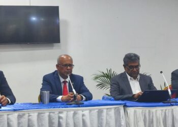 WhatsApp Image 2024 03 27 at 10.36.01 PM De regering heeft gehoor gegeven aan de noodkreet van de specialisten. "Er wordt USD 710.000 ter beschikking gesteld voor het AZP en moet besteed worden aan zaken die de specialisten nodig hebben om hun werk te kunnen uitvoeren."