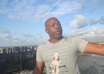 WhatsApp Image 2024 04 14 at 8.50.15 PM Voor Fabian Esajas, ondernemer en landbouwer aan de Bramtimakaweg, is er geen andere oplossing dan weg te gaan uit het gebied van Weg naar Zee. De afgelopen dagen heeft het gebied van Weg naar Zee weer te kampen gehad met water door springvloed.