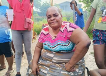 WhatsApp Image 2024 04 15 at 7.33.35 PM Met tranen in de ogen kijkt moeder Gonda Mattadien toe, hoe het vuur in haar huis nog zit te smeulen. De brandweer is nog druk bezig het gebouw minder gevaarlijk te maken, want elk moment kan het dak van het huis instorten.