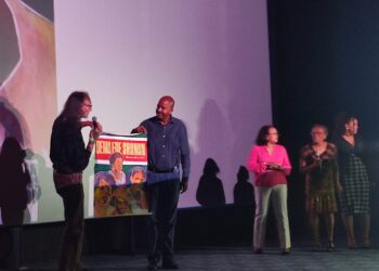 WhatsApp Image 2024 05 08 at 10.09.26 AM "Het is eigenlijk best een confrontatie. Je ziet dat er niet veel is veranderd toen en nu" merkt een van de filmgangers op. De Film Oema Foe Sranan werd na 46 jaar eindelijk weer getoond en dan wel op Surinaamse bodem. De film is een in de jaren zeventig productie die toen de uitdagingen van vier Surinaamse vrouwen in Suriname en Nederland moest weerspiegelen.