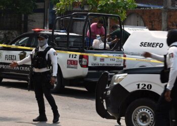WhatsApp Image 2024 05 19 at 11.25.41 PM In Zuid-Mexico zijn de afgelopen dagen minstens veertien mensen omgekomen bij drie verschillende aanvallen op politici die zich kandidaat hadden gesteld voor de komende verkiezingen. Het geweld in het land is toegenomen in de aanloop naar de algemene verkiezingen van 2 juni. Bendes vechten om territorium en plegen aanvallen op zowel politici als burgers.