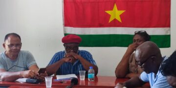 WhatsApp Image 2024 05 23 at 9.15.46 AM “Kan je je voorstellen dat leerkrachten elke dag naar school gaan om te werken. Er wordt presentie getekend en het schoolhoofd parafeert de presentie, maar toch hebben bepaalde leerkrachten gehoord dat zij over mei niet uitbetaald zullen worden, omdat zij niet hebben gewerkt”, zei voorzitter Hugo Blanker dinsdag van de Confederatie voor Organisaties van Landsdienaren (COL) tijdens een persconferentie.