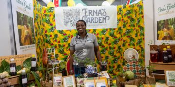 WhatsApp Image 2024 06 17 at 11.34.05 1 Om Surinaamse producten een betere positie op de handelsmarkt te geven, organiseerde het Suriname Agriculture Market Access Project (SAMAP) een landbouwtentoonstelling en beurs. Dit gebeurde in samenwerking met het Ministerie van Landbouw, Veeteelt en Visserij(LVV). De beurs was ook bedoeld om de netwerkvorming van Surinaamse ondernemers te ondersteunen. In het Live Entertainment Center vond op vrijdag 14 juni 2024 de opening van de tweedaagse beurs plaats.