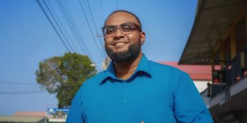 WhatsApp Image 2024 06 19 at 7.31.10 PM Wanneer een belangrijke gezondheidsinstelling als het Bureau voor de Openbare Gezondheidszorg (BOG) al ruim 10 weken in actie is, zegt dat veel over het vermogen van minister Amar Ramadhin van Volksgezondheid om vraagstukken binnen de zorgsector op te lossen. De bewindsman, die vanaf zijn aantreden aan micromanagement doet, kiest niet voor het pad van dialoog om problemen op te lossen. Hij verschuilt zich achter zogenaamde "juridische tools" om medewerkers te dirigeren via dreigbrieven, zoals bondsvoorzitter David Bakker het heeft verwoord. Nu heeft de minister de bond van het personeel bij het BOG voor het gerecht gesleept, terwijl de leden hunkeren naar dialoog en openstaan voor constructieve gesprekken.