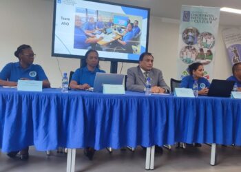 WhatsApp Image 2024 06 21 at 12.13.53 PM 1 Het ministerie van Onderwijs, Wetenschap en Cultuur is sinds november vorig jaar gestart met het implementeren van Basisschool begeleiders. Deze begeleiders moeten helpen om de leerachterstanden in te werken en de nodige ondersteuning geven aan de leerlingen en leerkracht in de klas.