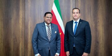 Arubaanse minister brengt beleefdheidsbezoek aan president Santokhi