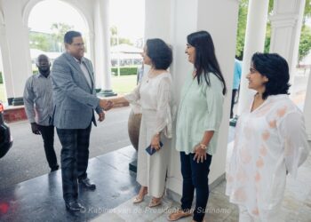 WhatsApp Image 2024 07 07 at 11.54.06 1 Karin Sewpersad, als gecertificeerd pranic healer verbonden aan de groep Pranic Healing Suriname, bracht een bezoek aan president Chandrikapersad Santokhi om hem en zijn gevolg te informeren over de Twin Hearts meditatie.