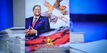 WhatsApp Image 2024 07 13 at 23.46.15 Deze maand markeert vier jaar sinds de inauguratie van de regering Santokhi-Brunswijk. Ter gelegenheid hiervan heeft president Santokhi een boekwerk aan de samenleving gepresenteerd, getiteld ‘Van Crisisbeheersing naar Stabilisering, Groei en Duurzame Ontwikkeling met Durf, Moed en Leiderschap’. De ceremonie vond plaats op zaterdag 13 juli 2024 in de Congreshal, in aanwezigheid van diverse regeringsfunctionarissen en hoogwaardigheidsbekleders.