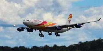 a340 De Airbus A340-300 – Pride of Suriname, was tot en met vanmorgen nog te zien op de internationale luchthaven Schiphol. Het vliegtuig stond er vanwege het technisch onderhoud dat in verband met de ‘re-delivery’ moest worden uitgevoerd. Dat meldt het de nationale carrier SLM in een persbericht