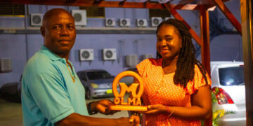 abena marronflix web Paul Abena heeft de Marronflix Orlando 'Lantje' Mayan Award ontvangen; een eerbetoon aan zijn rol als media-icoon. De Surinaamse streamingdienst Marronflix erkent Abena's decennialange toewijding aan de integratie en educatie van de Marrongemeenschap door middel van zijn baanbrekende werk in de media.