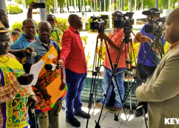 adjako bee De Saamaka gemeenschap heeft, dinsdag 30 mei 2023, De Nationale Assemblee verzocht op te komen voor de belangen van het Saamaka volk. Iwan Adjako, secretaris van Gaaman Albert Aboikoni, is van mening dat deze regering zienderogen bezig is de Saamaka gemeenschap uit te roeien.