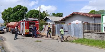 adrianusstraat Een woning aan de Adrianusstraat is vanmorgen in vlammen opgegaan. Het gaat om de tweede woning binnen een week tijd dat verbrand is in dezelfde straat binnen een week tijd. Maandag is er een hoogbouw woning net aan de overkant ook in vlammen opgegaan. Brandweer voorlichter Olton Pinas vertelt in een gesprek met de redactie dat de eigenaar net uit huis was toen de woning in vlammen opging.