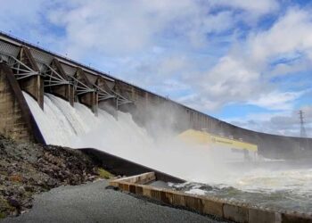 afobakka dam stuwmeer 1 De Staatsolie Power Company Suriname is sinds 6 december gestart met het spuien bij de Afobakadam. "SPCS neemt vanwege het ontbreken van nauwkeurige lange termijn weersvoorspellingen 'het zekere voor het onzekere' en gaat ervan uit dat het weer in 2023 hetzelfde verloop zal hebben als in 2022", dat zegt Nawien Debipersad manager HSE&C bij Staatsolie.