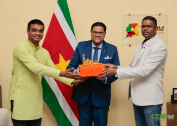 ambassHardien 2 1 President Chandrikapersad Santokhi heeft het jaarverslag 2022-2023 van de Surinaamse ambassade te New Delhi ontvangen van Arunkoemar Hardien, buitengewoon- en gevolmachtigd ambassadeur van de Republiek Suriname voor India. De ambassadeur heeft op 1 februari 2024 zijn opwachting gemaakt bij president Santokhi.