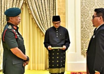 ambassadeur Moertabat Op donderdag 17 augustus 2023 heeft ambassadeur Erick Rahmat Moertabat zijn geloofsbrieven aangeboden aan de koning van Maleisië, Al Sultan Tengku Abdullah Ri’ayatuddin Al-Mustafa Billah Shah Ibni Almarhum Sultan Haji Ahmad Shah Al-Musta’in Billah. De overhandiging van de geloofsbrieven heeft plaatsgevonden in de Istana Negara, het Nationale Paleis, in Kuala Lumpur.