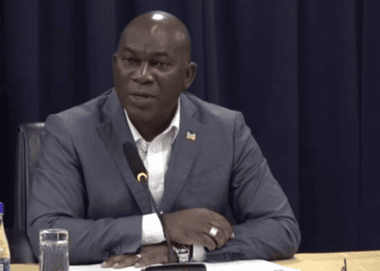 amoksi Minister Kenneth Amoksi van Justitie en Politie heeft voor het begin van de vergadering van de Raad van Ministers (RvM) diverse actuele zaken besproken over zijn departement. Hij gaf aan dat hij een mededeling van de brandweervakbond heeft ontvangen waarin staat dat tijdens een algemene ledenvergadering is besloten om de acties op te heffen.