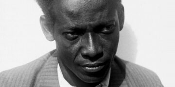 anton De Nederlandse regering heeft officieel excuses aangeboden aan de nazaten van Anton de Kom. Het is begrijpelijk dat sommige Surinamers en vooral de familie dit zien als een stap in het beter waarderen van het werk van Anton de Kom. Sommigen spreken zelfs van een “historisch moment”. De PALU grijpt dit moment aan om nogmaals te waarschuwen voor de wijze waarop Politiek Den Haag omgaat met het koloniaal verleden van Suriname. Het bieden van excuses aan slechts de familie van Anton de Kom is het verzwakken van het systematische onrecht dat het totale Surinaamse volk is aangedaan tot een eenmalig, individueel familieleed.