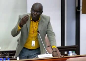asabina “Wat is de status van Babunhol? We willen een onderzoek, want er vinden toeristische activiteiten daar plaats”, zei DNA-lid Ronny Asabina dinsdag in het parlement. Er werd een terrein van ongeveer 500 hectare van de gemeenschappen van Klaaskreek en Marshallkreek beschikbaar gesteld door de overheid aan ondernemers om aan citrusteelt te doen.