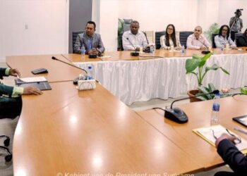 asycuda werkgroep web President Chandrikapersad Santokhi heeft op dinsdag 8 augustus 2023 de werkgroep ‘Upgrading Asycuda System, Automated System for Customs Data’, ingesteld voor de duur van 12 maanden. Dit team moet ervoor zorg dragen dat het verouderd systeem welke thans gehanteerd wordt op de Jules Sedney Haven (voorheen Nieuwe Haven) geüpgraded wordt.