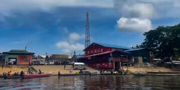 atjonnie beroving 1 of 1 3 Een ministersteam, bestaande uit de ministers van Defensie, EZOTI, TCT, ROS en Juspol, zijn vandaag afgereisd om 13.00 uur naar Atjoni. Deze gezamenlijke inzet benadrukt de serieuze aanpak van de situatie door verschillende ministeries in het gebied.