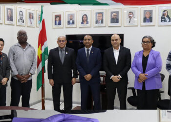 awj clad web Minister Steven Mac Andrew van Arbeid, Werkgelegenheid & Jeugdzaken (AWJ) heeft op 6 december 2023 een delegatie van de Rekenkamer van Suriname onder leiding van Shaan Binda, voorzitter van de Rekenkamer, ontvangen voor een beleefdheidsbezoek.