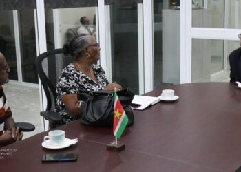 awj sudobe Minister Steven Mac Andrew heeft op woensdag 20 december 2023 een ontmoeting gehad met Rosita Etnel en Kenneth Williams van de Stichting Surinaamse Doven Belangen (Stichting SuDoBe). Bij deze ontmoeting is de aandacht gevraagd van de minister voor de noden van personen met een gehoorbeperking en de uitdagingen die deze doelgroep ondervindt om de arbeidsmarkt te betreden.