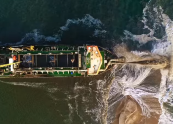 baggerboot1 Deze prioriteit wordt dus ook gerealiseerd door een intensieve samenwerking tussen de Maritieme Autoriteit Suriname (MAS), het consortium Boskalis en baggerbedrijf De Boer, middels het verzorgen van baggertrainingen, stages en het organiseren van rondleidingen aan boord van de baggervaartuigen.