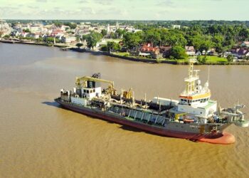 baggerschip web De uitvoering van het Suriname River Dredging Project 2022 (SRDP 2022) verloopt gestadig. Er vinden momenteel afrondende werkzaamheden plaats om de tweede fase van het project op te leveren. Een presidentiële delegatie onder leiding van regeringsleider Chandrikapersad Santokhi heeft dinsdag 27 juni een rondleiding gekregen op het baggerschip van De Boer-Boskalis.