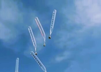 balloons north korea 1 Noord-Korea heeft aangekondigd te stoppen met het sturen van ballonnen naar Zuid-Korea, gevuld met zakken afval, peuken en uitwerpselen. De actie, die volgens het regime van Kim Jong-un bedoeld was als vergelding, wordt ingetrokken na vergeldingsdreigingen van Zuid-Korea.