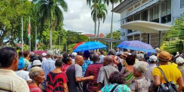 bbgo protesteert web 2 Verwaarloosd. Een vuil toilet en een badkamer die algen heeft. Dat zijn de leefomstandigheden van de twee seniorenburgers waarover Gloria Bottse zich onlangs heeft ontfermd. Bottse zet zich voornamelijk in voor sociaal zwakkeren en seniorenburgers. “Het is eigenlijk triest hoe we omgaan met onze seniorenburgers. Zij hebben het recht om in alle rust en comfort oud te worden”, zegt Bottse.