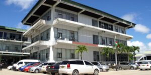 belasting 1280x640 1 President Jennifer Simons wil dat de Belastingdienst snel wordt versterkt, zodat de staat meer inkomsten kan innen zonder extra lasten voor burgers. Dat zei het staatshoofd in het discussieprogramma Taki op ATV, waar zij inging op tekortkomingen in de uitvoering van het belastingbeleid.