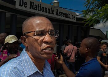belfort 2 “We hebben de conceptwet gelezen en we weten nu al dat deze wet niet de oplossing zal zijn”, zei DNA-lid Edward Belfort dinsdag in het parlement voor de aanvang van de behandeling van de Wet Grondenrechten Inheemsen en Tribale volkeren.