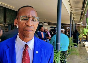 belfort 4 ABOP-parlementariër Edward Belfort bevindt zich momenteel in Colombia voor medische behandeling. Belfort, die als politicus bekend staat vanwege zijn scherpe kritiek is overweldigd door alle ondersteuning van de samenleving die hun zorgen heeft geuit. "Van alle mensen heb ik ondersteuning en gebed gekregen", zegt Belfort in gesprek met Lim FM.