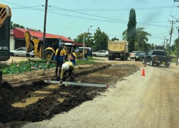 bic sarca1a Delen van de Mr. P. Chandishawweg die verzakkingen vertonen en in de afgelopen tijden vanwege de zware regen in een modderpoel waren veranderd, worden eindelijk hersteld. “Eindelijk, het zal een verlossing zijn”, zegt Ivieta Sewpersad, die dagelijks over deze weg twee keer heen en weer moet rijden om haar kindje bij de oppas te zetten en weer af te halen.