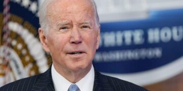 biden 3 Deze beslissing, uiteengezet in een memo van de Nationale Veiligheidsraad van het Witte Huis dat in november naar een commissie van de Senaat werd gestuurd, markeert een opmerkelijke draai van de regering. Eerder werd er terughoudend gereageerd op het idee, met zorgen over mogelijke repercussies voor het Amerikaanse financiële systeem en de waarde van de dollar. Niettemin lijkt het Witte Huis nu vastbesloten om deze koerswijziging door te voeren.